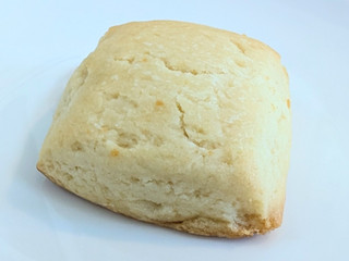 「セブン-イレブン セブンカフェ お店で焼いた塩バタースコーン」のクチコミ画像 by はるなつひさん