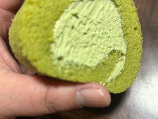 「モンテール 小さな洋菓子店 抹茶ミルクの手巻きロール 4個」のクチコミ画像 by クィールさん