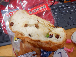 「ヤマザキ BAKE ONE 塩バターフランスパン レーズン」のクチコミ画像 by 相模道灌さん