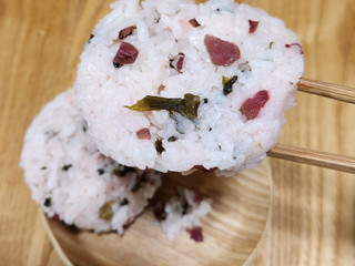 「ニューデイズ カリカリ梅と天草産わかめおにぎり」のクチコミ画像 by みにぃ321321さん