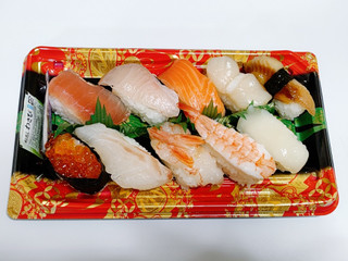 「マルハチ 特撰にぎり寿司 かんぱち・真鯛入」のクチコミ画像 by ミヌゥさん