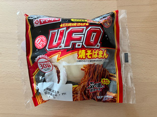 「ヤマザキ ぶっ濃い濃厚ソース焼そばまん 日清焼そばU.F.O.監修 袋1個」のクチコミ画像 by こつめかわうそさん