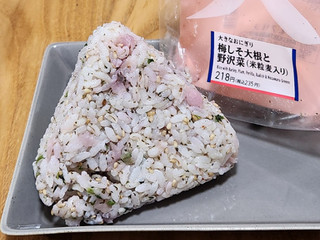 「ローソン 大きなおにぎり 梅しそ大根と野沢菜 米粒麦入り」のクチコミ画像 by みにぃ321321さん