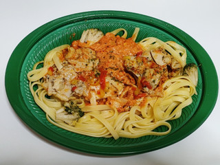 「成城石井 マリーミーチキンの濃厚トマトクリームフェットチーネ」のクチコミ画像 by ミヌウさん