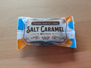 「カルディ チョコレートサンドクッキー 塩キャラメル 袋1個」のクチコミ画像 by こつめかわうそさん