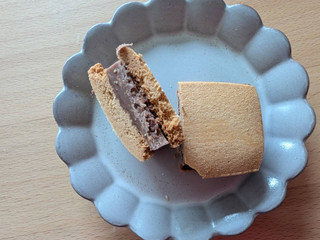 「カルディ チョコレートサンドクッキー 塩キャラメル 袋1個」のクチコミ画像 by こつめかわうそさん