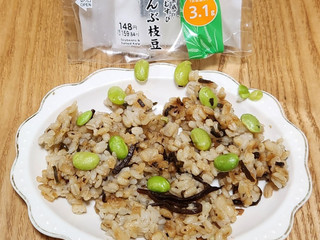 「セブン-イレブン ぷちもち食感！もち麦おむすび 塩こんぶ枝豆」のクチコミ画像 by みにぃ321321さん