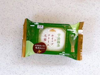「宇治抹茶のホイップクリーム大福 北海道産小豆の粒あん入り」のクチコミ画像 by むぎっこさん