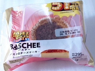 「ローソン Uchi Cafe’ 盛りすぎ！バスチー バスク風チーズケーキ」のクチコミ画像 by Falconsableさん