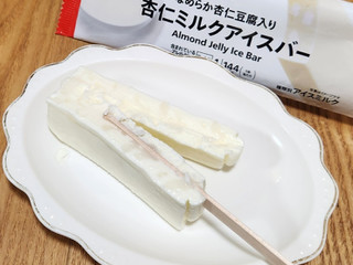 「セブン＆アイ セブンプレミアム 杏仁ミルクアイスバー 75ml」のクチコミ画像 by みにぃ321321さん