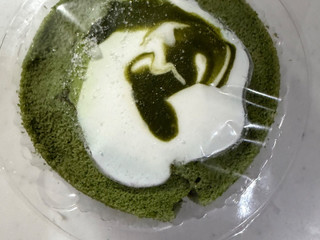 「ローソン Uchi Cafe’ × 森半 抹茶ミルクロールケーキ」のクチコミ画像 by gologoloさん