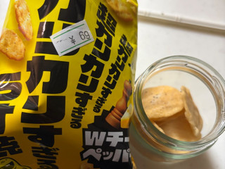 「亀田製菓 超カリカリすぎるうす焼 Wチーズ＆ペッパー味 袋30g」のクチコミ画像 by gologoloさん