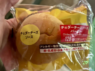 「セブン-イレブン チェダーチーズソースバーガー」のクチコミ画像 by アポロちゃんさん