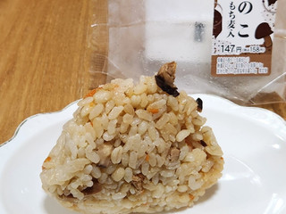 「デイリーヤマザキ きのこご飯おにぎり もち麦入」のクチコミ画像 by みにぃ321321さん