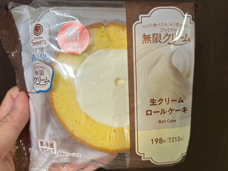 「ファミリーマート ファミマルSweets 生クリームロールケーキ」のクチコミ画像 by ちゃっぴちゃんさん