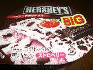 「ロッテ HERSHEY’S チョコチップ ストロベリー BIG カップ190ml」のクチコミ画像 by らむれーずん。さん