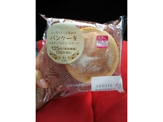 「ローソン 実りベーカリー もっちりとした厚めのパンケーキ マカダミア＆クリームチーズ 袋1個」のクチコミ画像 by かんにゃさん