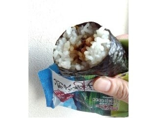 「ローソン おにぎり屋 岩手のうまい！ 前沢牛すき煮 国産霜降りひらたけ添え 袋1個」のクチコミ画像 by レビュアーさん