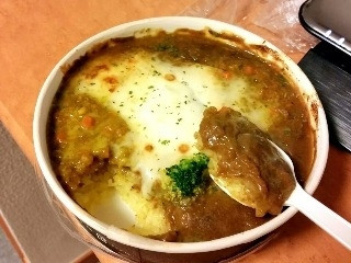 「セブン-イレブン 玉子と食べる！焼きカレードリア」のクチコミ画像 by ニャンさん