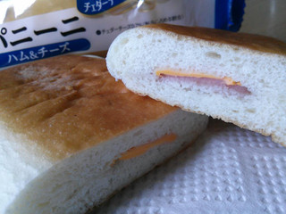 「ヤマザキ おいしい菓子パン パニーニ ハム＆チーズ 袋1個」のクチコミ画像 by ピノ吉さん