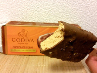 「ゴディバ チョコレートアイスバー ミルクチョコレートキャラメルアップル 箱1個」のクチコミ画像 by ニャンさん