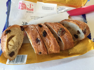 「ヤマザキ おいしい菓子パン フルーツとチーズクリームのフランスパン 袋1個」のクチコミ画像 by いあんさん