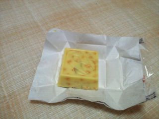 「チロル チロルチョコ チーズアーモンド 1個」のクチコミ画像 by やっぺさん