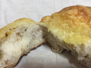 「ナチュラルローソン アーモンドチーズパン 2個入」のクチコミ画像 by レビュアーさん