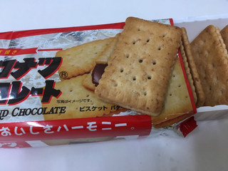 「日清製菓 バターココナツサンドチョコレート 箱12個」のクチコミ画像 by レビュアーさん
