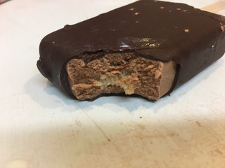 「セリア・ロイル ボノボン チョコアイス ピーナッツソース入り 袋85ml」のクチコミ画像 by mnhsママさん