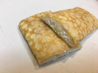 「モンテール 小さな洋菓子店 手巻きクレープ カマンベールチーズ 袋1個」のクチコミ画像 by mnhsママさん
