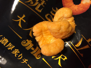 「明治 大人の贅沢カール 堅焼き仕立て 濃厚炙りチーズ味 袋50g」のクチコミ画像 by 好物は栗さん