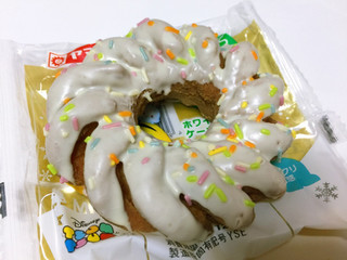 「ヤマザキ ドーナツステーション ホワイトチョコケーキドーナツ クリスマスパッケージ 袋1個」のクチコミ画像 by gggさん