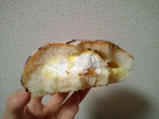 「ローソンストア100 ホワイトチョコ＆カスタードクリームパン」のクチコミ画像 by やっぺさん