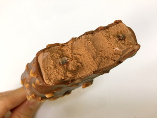 「ハーゲンダッツ クランチークランチ チョコレートマカデミアナッツ 箱80ml」のクチコミ画像 by gggさん