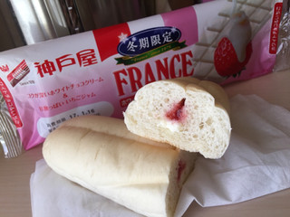 「神戸屋 ホワイトチョコ＆いちごフランス 袋1個」のクチコミ画像 by モモコとモココさん