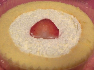 「ローソン Uchi Cafe’ SWEETS スプーンで食べるプレミアムロールケーキ いちごのせ 袋1個」のクチコミ画像 by きむえりさん
