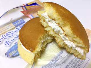 「プレシア PREMIUM SWEETS WITH KIRI 濃厚チーズクリームのパンケーキ 袋1個」のクチコミ画像 by gggさん
