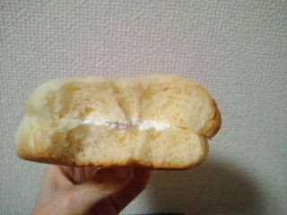 「ヤマザキ マカロン風ブリオッシュパン ホイップクリーム 袋1個」のクチコミ画像 by やっぺさん