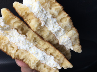 「プレシア PREMIUM SWEETS WITH KIRI 濃厚チーズクリームのパンケーキ 袋1個」のクチコミ画像 by あんめろんさん