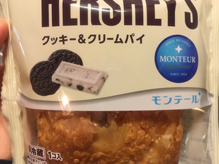 「モンテール 小さな洋菓子店 HERSHEY’S クッキー＆クリームパイ 袋1個」のクチコミ画像 by たかはっさんさん