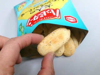 「亀田製菓 ハッピーターン 大人のレモンペッパー味 袋32g」のクチコミ画像 by レビュアーさん
