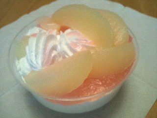 「ドンレミー ごちそう果実 白桃レアチーズ カップ1個」のクチコミ画像 by やっぺさん