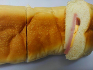 「ヤマザキ おいしい菓子パン パニーニ ハム＆チーズ 袋1個」のクチコミ画像 by レビュアーさん