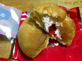 「モンテール 小さな洋菓子店 濃いイチゴのシュークリーム 袋1個」のクチコミ画像 by gggさん