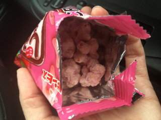 「ギンビス ミニしみチョココーンクリスプ いちご味 袋15g」のクチコミ画像 by あんめろんさん