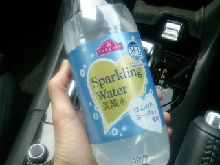 「イオン トップバリュ（TOPVALU） スパークリングウォーター 炭酸水 ほんのりヨーグルト風味 500ml」のクチコミ画像 by レビュアーさん