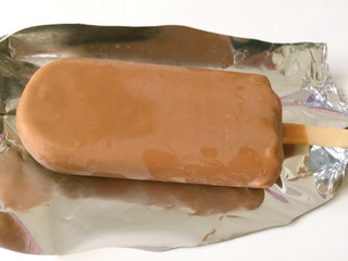 「セリア・ロイル トップス監修 チョコレートケーキアイスバー 袋95ml」のクチコミ画像 by gggさん
