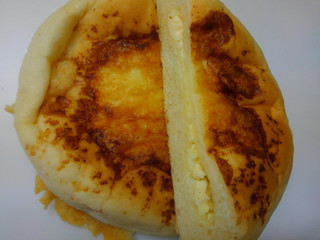 「ファミリーマート 平焼きチーズパン クリームチーズ」のクチコミ画像 by レビュアーさん
