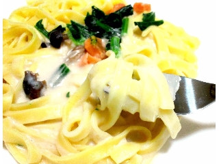 「日清食品冷凍 日清もちっと生パスタ サーモンとほうれん草の濃厚クリーム 袋300g」のクチコミ画像 by つなさん